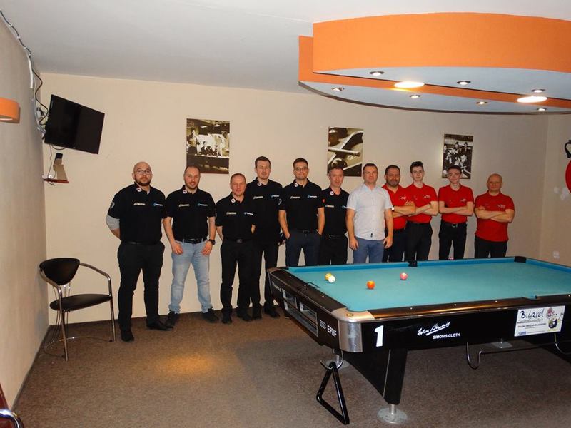 Na zdjęciu zawodnicy Reslogistic i Akademii Bilardowej ( fot. fanpage Rzeszowskiego Stowarzyszenia Bilardowego )